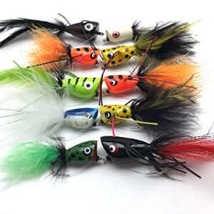 Set von 10 Poppers Größe 4 für das Angeln auf Forelle, Bass und Hecht, angeordnet auf weißem Hintergrund.