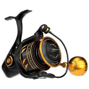 PENN Slammer IV Salzwasser Spinnrolle in modernem Schwarz-Gold Design, ideal für Boot, Ufer und Kajak Angeln, präsentiert in leicht schräge Ansicht mit hochglänzender Spule und ergonomischem Hebel.