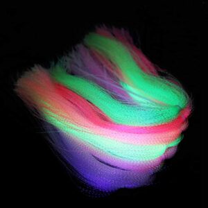 Buntes, leichtes Holografisches Lametta in 7 Farben für Fliegenbinden, arrondiert in dynamischer Anordnung auf schwarzem Hintergrund.
