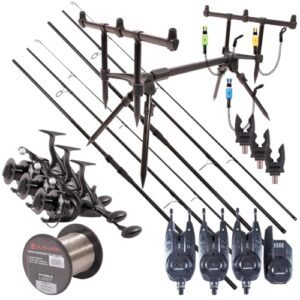Das Ultimate Adventure Carp Triple Rod Set mit drei Angelruten, Freilaufrollen und Zubehör für Karpfenangeln, abgebildet auf einem stabilen Rod Pod.
