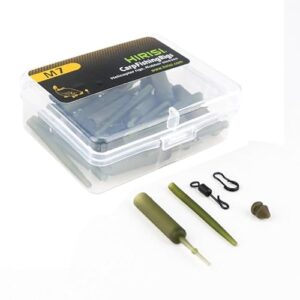Durchsichtige Kunststoffbox mit verschiedenen Zubehörteilen für das Karpfenangeln, darunter Sicherheitsclips, Haken und Wirbel, ideal für passionierte Angler.