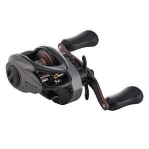 Abu Garcia Revo SX Low Profile Baitcast-Angelrolle in Schwarz mit ergonomischem Griff und hochwertiger Verarbeitung. Ideal für Angler, die Leistung und Zuverlässigkeit schätzen.