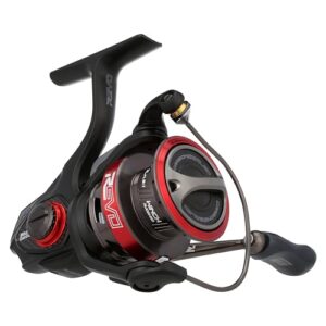 Abu Garcia Revo Winch Spinnrolle in Schwarz mit roten Akzenten, ideal für Raubfischangeln, zeigt modernes Design und robuste Bauweise.