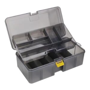 Zwei-lagiger Angelkoffer mit transparentem Design und ausziehbaren Laden zur Aufbewahrung von Angelausrüstung, einschließlich Wirbel, Jigs, Haken und Senkblei.