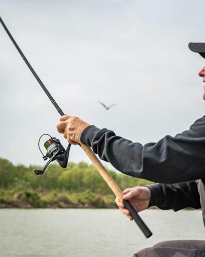 Aquos Ultra 4000 Spule in Aktion beim Angeln, zeigt eine Person mit Angelausrüstung am ruhigen Gewässer.