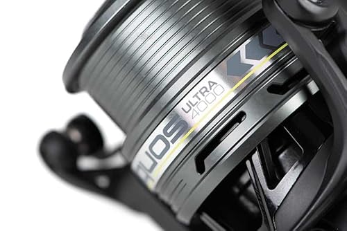 Nahaufnahme einer Aquos Ultra 4000 Spule für Angler, präsentiert im modernen Design mit metallischer Oberfläche und hoher Widerstandsfähigkeit.