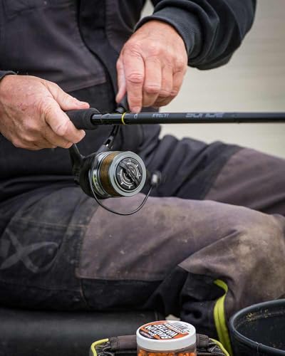 Nahaufnahme einer Angelrolle mit Griff und Schnur in den Händen eines Anglers, ideal für die Aquos Ultra 4000 Spule, die robustes und präzises Angeln ermöglicht.