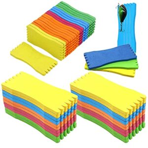 Farbenfrohe und flexible Gummibänder in verschiedenen Stapeln, ideal für die Aufbewahrung von Angelschnüren und Haken, präsentiert auf einem strukturierten Hintergrund.