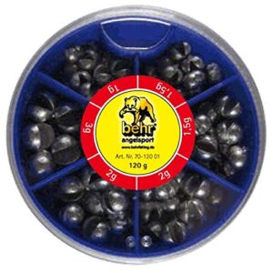 Runde Kunststoffbox mit blauem Deckel, gefüllt mit verschiedenen Angelgewichten in unterschiedlichen Größen, die in Fächern angeordnet sind. Die Box enthält ein gelbes Etikett mit einer Artikelnummer und dem Gesamtgewicht von 120g.