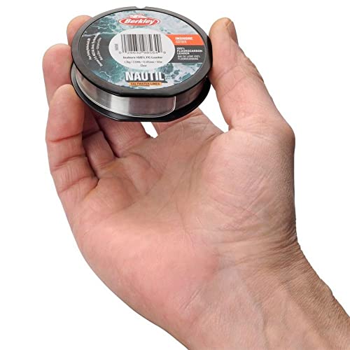 Berkley Nautil Inshore Fluorocarbon Angelschnur auf einer Rolle, präsentiert in der Hand eines Anglers, ideal für Küstennahes Angeln