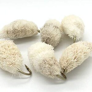 24 handverlesene Fliegen für das Fliegenfischen, ideal für Forellen und Karpfen, auf einem neutralen Hintergrund angeordnet, mit hochwertigen carbon-Haken.