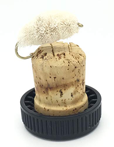 BestCity Fliegenfischen Brot Fliegenfliegen Mega-Pack mit 24 handverlesenen Fliegen für Forellen und andere Fischarten, präsentiert auf einem Korken und einer runden Basis.