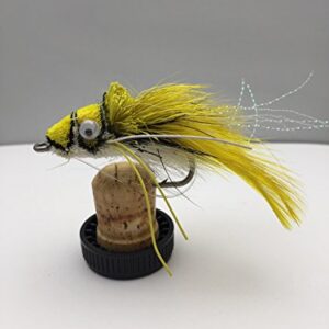 Detailaufnahme einer gelb-schwarzen Fliegenfischen Hechtfliege, Schwimmfrosch, montiert auf einem Korksockel, ideale Wahl für Angler mit Unkrautschutz und hoher Qualität.