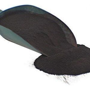 Schaufel mit dunklem, pulverförmigem Blutmehl für Haustiere auf flacher Oberfläche