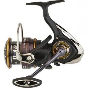 Daiwa 20' Legalis LT 3000-CXH Angelrolle in Schwarz mit silbernen und goldenen Akzenten, Aluminiumspule, ergonomischer Kurbel und modernem Design für Spinnfischer.