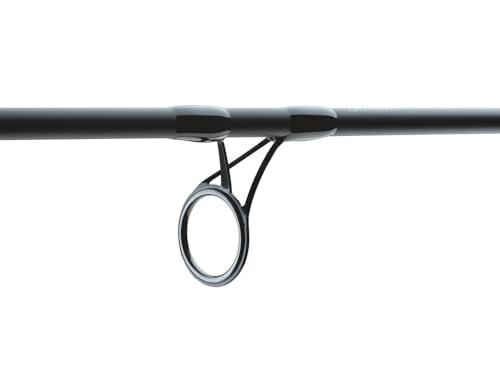 Detailansicht der Daiwa 24 Vertice Camo Carp Karpfenrute mit Fokus auf einem Führungsring, der die hochwertigen Materialien und die technische Bauweise der Rute hervorhebt.