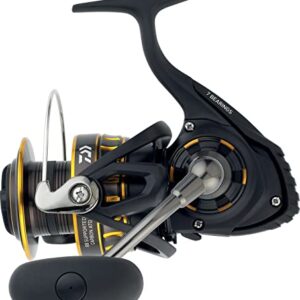 DAIWA BG 4000 Angelrolle mit elegantem, aerodynamischem Design in Schwarz und Gold, ideal für Spinnangeln.
