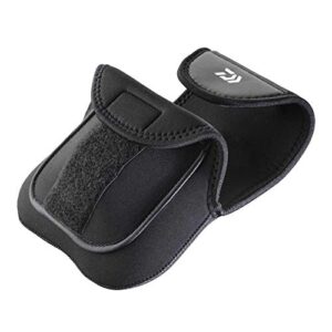 Daiwa Neopren Rollentasche S in Schwarz, ideal für die sichere Aufbewahrung von Angelausrüstung beim Angeln und Outdoor-Aktivitäten.