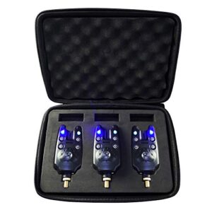 Drei elektronische Bissanzeiger in einer gepolsterten Tragetasche, ausgestattet mit blauen LED-Leuchten und diversen Bedienelementen für Angler.