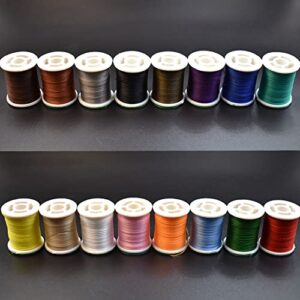 Anordnung von Nähgarnspulen in 16 lebendigen Farben für das Fliegenbinden. Die obere Reihe zeigt dunkle und neutrale Farbtöne, während die untere Reihe helle und kräftige Farben präsentiert. Ideal zum Fliegenfischen und kreativen Gestalten von Fliegen.