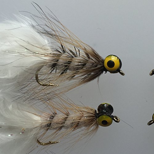 Nahaufnahme von kunstvoll gebundenen Fliegen fürs Fliegenfischen in den Größen 8-10 mit einem Hund Nobbler, ideal für Angler zur Fischfangunterstützung.