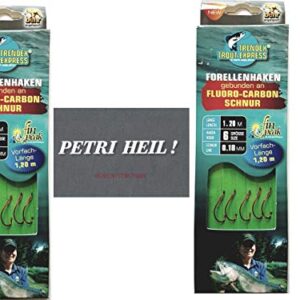 Set von gebundenen Forellenhaken an Fluoro-Carbon Schnur mit verschiedenen Hakengrößen, präsentiert in auffälligen Verpackungen mit dem Petri Heil! Aufdruck für Angler.