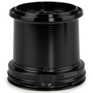 Fox 12000 XC Spare Spool Shallow, schwarze Ersatzspule für Karpfenrollen mit strukturiertem Design und Präzisionsmarkierung, ideal für variierende Angelbedingungen.