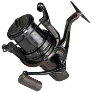 Fox 12000 XC Karpfenrolle in modernem Design mit ergonomischem Griff und stylischen metallischen Akzenten, ideal für das Karpfenangeln in Seen und Flüssen.