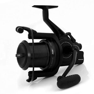 Leistungsstarke schwarze Freilaufrolle FOX EOS 12000 FS für Angler, mit modernem Design und ergonomischer Kurbel.
