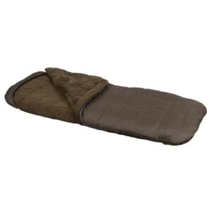Fox Voyager XL Angelschlafsack in erdgrüner Farbe, ideal für Angler und Camping, auf einer flachen Oberfläche ausgebreitet und zeigt hochwertiges, weiches Innenfutter und robustes Außenmaterial.