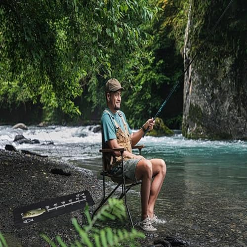 Faltbare Karpfen Abhakmatte 98x30 cm für Angler, neben einem Angler am Fluss mit Maßband und entspannter Atmosphäre