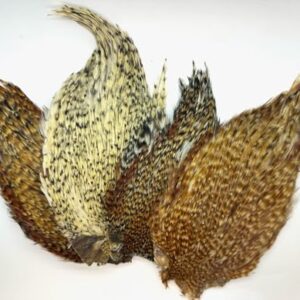 Vielseitige Hahn Hals Feder in Grizzly-Farbe für Fliegenbinden und kreative Handwerksprojekte, aus natürlichen Materialien gefertigt.