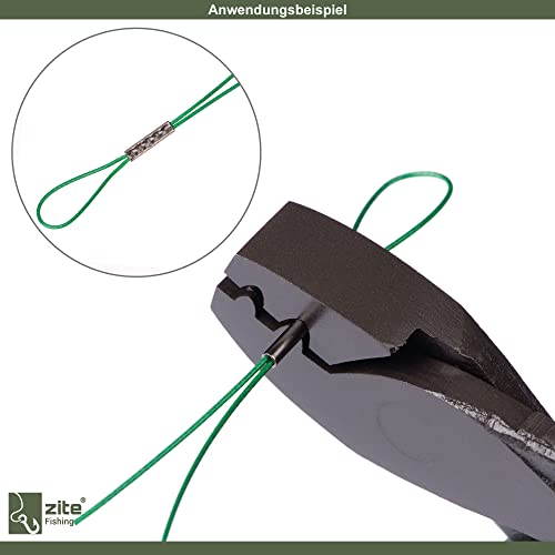 Nahaufnahme einer Zange, die zum Binden von Angelknoten verwendet wird, mit einem grünen Angelschnurstrang, der in die Zange eingeführt ist, und einem Quetschverbinder zur sicheren Befestigung der Schnur. Das Bild dient als Anleitung zur Technik beim Raubfischangeln.