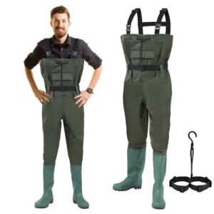 Mann in grüner wasserdichter Wathose aus 70 Denier Nylon und PVC, ausgestattet mit Gummistiefeln, ideal für Angeln und andere Wasseraktivitäten.