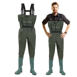 Mann in grüner wasserdichter Wathose mit Hosenträgern und kniehohen Gummistiefeln, ideal für Angel- und Wasserarbeiten, lächelnd und aktiv stehend.