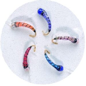 Kreisförmige Anordnung von fünf bunten Kunst- oder Angelködern auf neutraler Oberfläche, ideal für Angler.