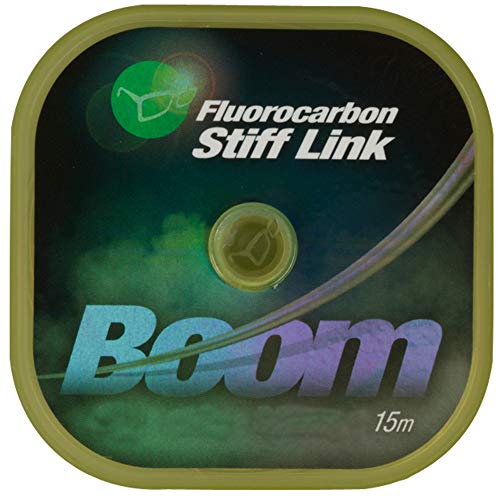 Korda Boom Fluorocarbon Stiff Link 15m Vorfachschnur in ansprechender Verpackung, ideal für Karpfenangler, mit hohem Durchmesser und Tragkraft.