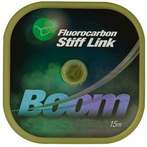 Verpackung der Korda Boom Fluorocarbon Stiff Link 15m Vorfachschnur mit auffälligem Design in Blau und Grünen Tönen. Ideal für Karpfenangler, bietet starke 35 lbs Tragkraft und hohe Abriebfestigkeit.