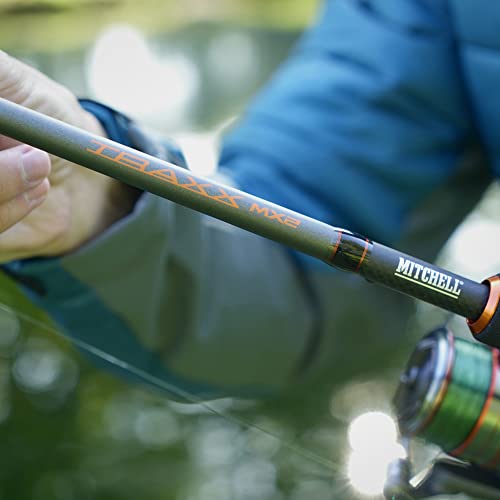 Mitchell Traxx MX2 Lure Spinnruten und Rollen Combo in einer Angelhand über ruhigem Wasser, ideal für Raubfischangeln auf Hecht, Barsch, Zander und Forelle.