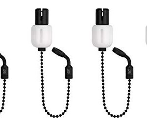 Set von vier weißen Bobbins mit schwarzem Deckel und Kette, ideal für Karpfenangeln. Ausgestattet mit verstellbarem Schnurclip und Platz für Isotop.