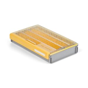 PLANO Edge Master Crankbait Small Tackle Storage Box in transparentem Gelb mit beschriftbarem Deckel für effiziente Organisation der Angelausrüstung.