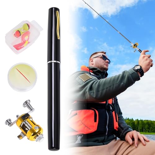 Mann angelt am Gewässer mit Pocket Pen Fishing Rod, einer kompakten Angelrute, umgeben von Angelausrüstung und schöner Natur.