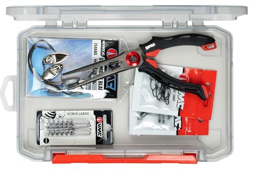 Transparente Aufbewahrungsbox für Angelausrüstung mit sortierten Angelutensilien, inklusive Zange und verschiedenen Blisterpackungen. Ideal für die Organisation von Ködern und Zubehör.