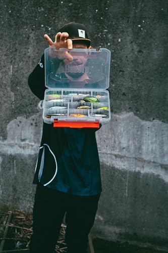 Rapala Unisex-Adult Box of Fishing mit transparentem Design, gefüllt mit bunten Angelködern in verschiedenen Fächern, präsentiert von einem Angler vor urbanem Hintergrund.