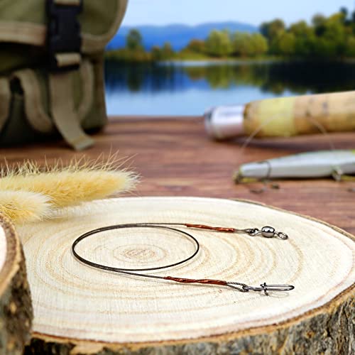 Hochwertiges 7x7 Stahlvorfach für Raubfischangeln, ideal zum Hechtangeln, in natürlicher Szenerie am Wasser mit Angelzubehör.