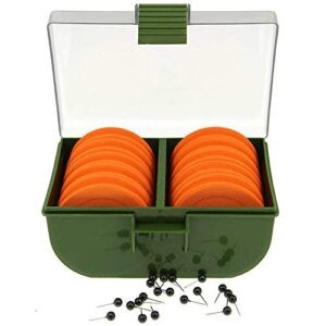 Rig Box 950 in dunkelolivgrün mit transparentem Deckel, gefüllt mit orangefarbenen Rigs, ideal für die sichere und ordentliche Aufbewahrung von Angelzubehör.