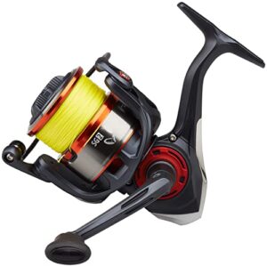 Savage Gear Hechtrolle SG2 4000 mit gelber Raubfischschnur für leistungsstarkes Kunstköderangeln auf Hechte und andere Raubfische.