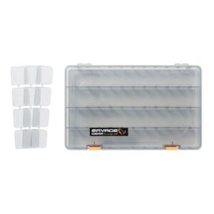 Savage Gear Köderbox 6B tief mit drei festen Fächern und verstellbaren Trennwänden zur optimalen Organisation von Angelausrüstung, geeignet für Kunstköder und Zubehör.