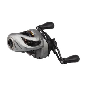Savage Gear Raubfischrolle SG6 250 LH BC zum Spinnfischen, leichtes Design mit 8.1:1 Übersetzung und Soft-Touch-Gummigriffknauf für optimalen Halt.
