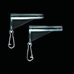 Zwei metallische Winkelhalter mit glänzendem silbernem Finish, ideal für die Angelausrüstung, auf schwarzem Hintergrund